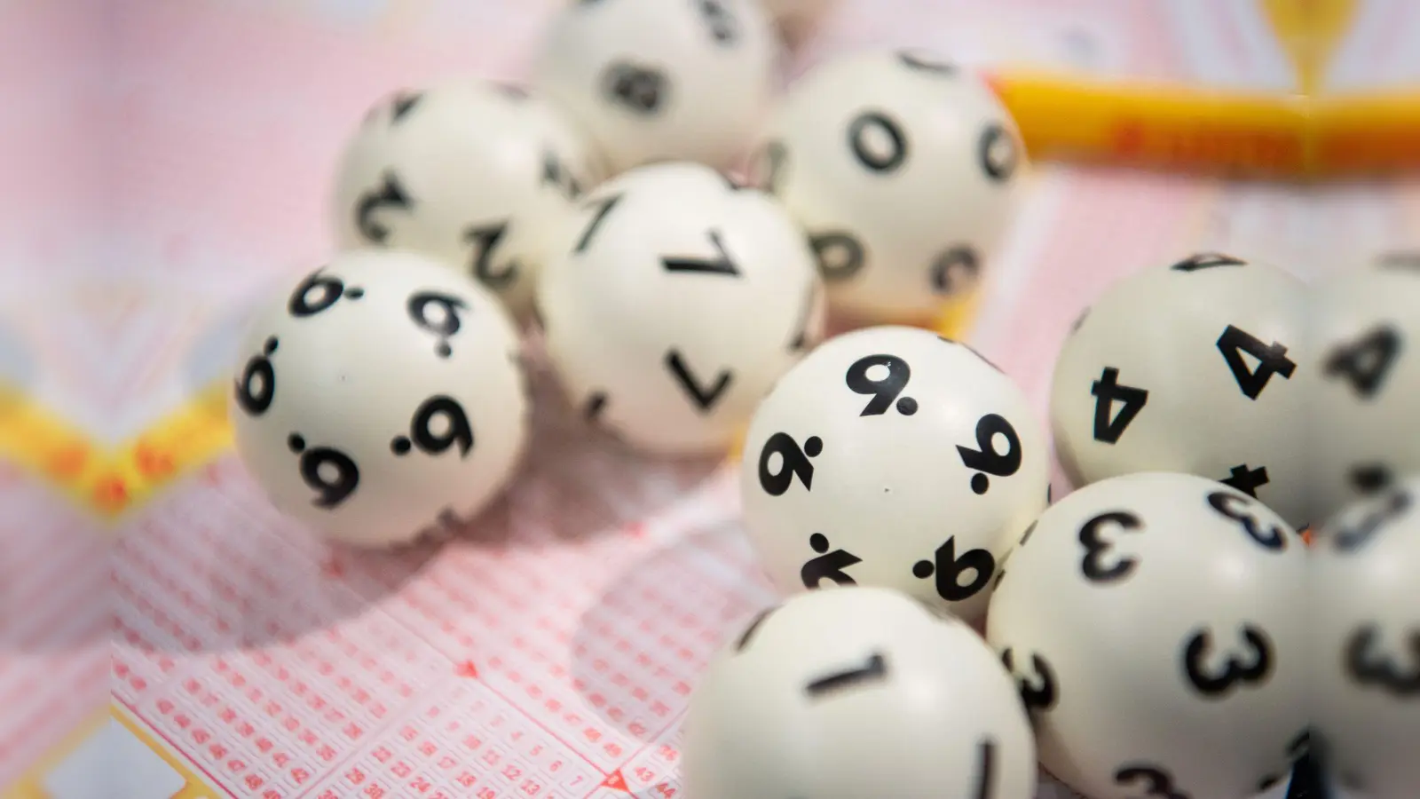 Nach einem Lotto-Spiel gewann eine Person aus Bayern mehrere Millionen Euro. (Symbolbild) (Foto: Tom Weller/dpa)