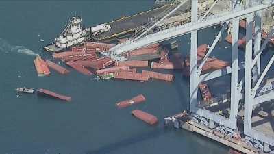 Noch steht die Ursache für den Unfall nicht fest. In Medienberichten hieß es, der Frachter habe Schlagseite bekommen. (Foto: Uncredited/KABC-TV/AP/dpa)