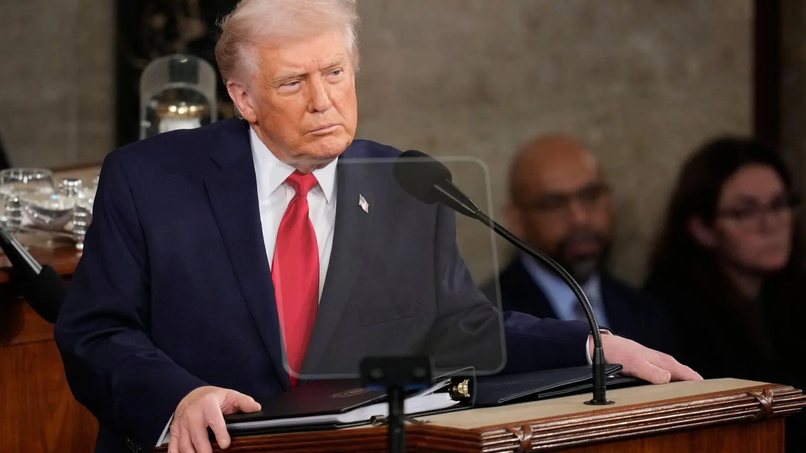 Trump macht die Demokraten für die Haushaltsblockade verantwortlich, die das Heimatschutzministerium betrifft.  (Foto: Alex Brandon/AP/dpa)