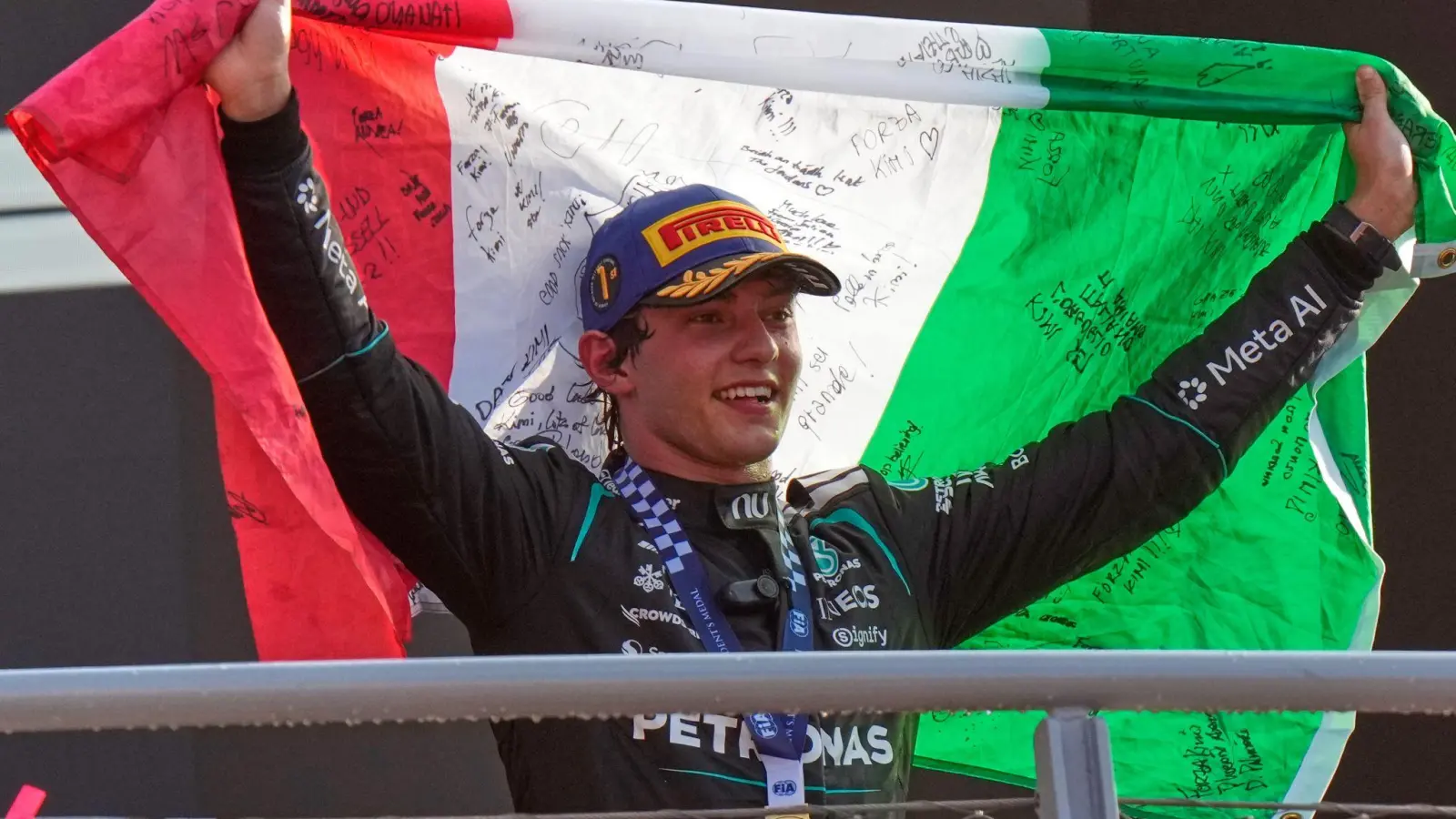 Kimi Antonelli raste mit einer irren Aufholjagd zum Heimsieg. (Foto: Luca Bruno/AP/dpa)
