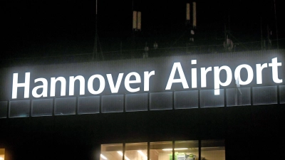 Flieger wurden teils umgeleitet oder konnten erst später landen. (Symbolbild) (Foto: Holger Hollemann/dpa)