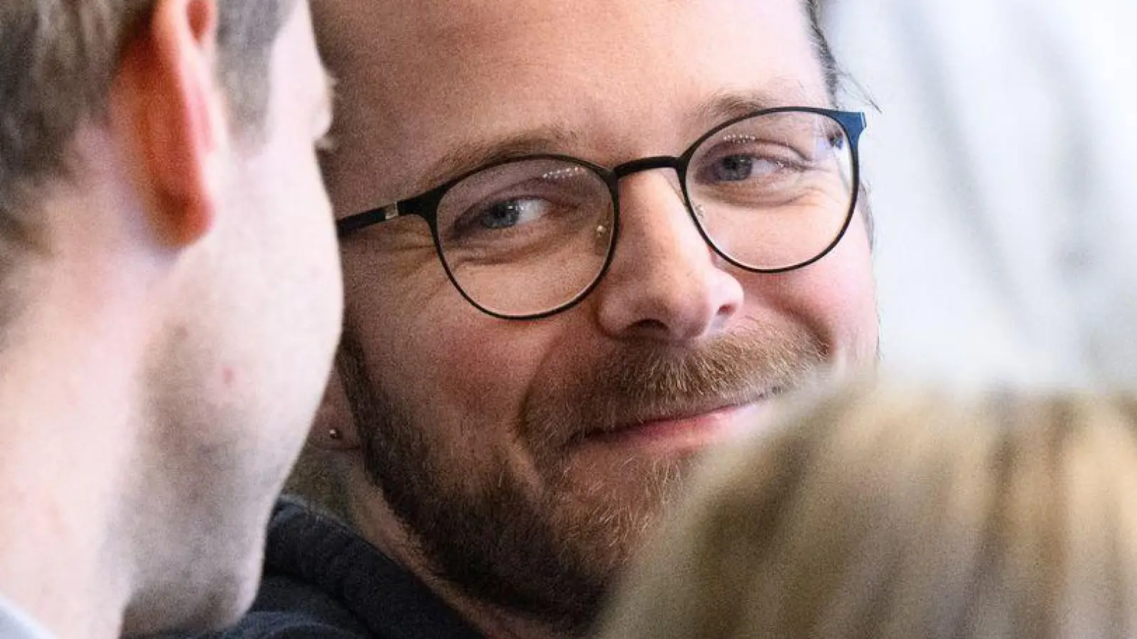 Der Autor und Aktivist Arne Semsrott wirft der Magdeburger Stadtverwaltung vor, seine Lesung in der Stadtbibliothek aus Angst vor Kritik der AfD verhindert zu haben. (Archivbild)  (Foto: Bernd von Jutrczenka/dpa)