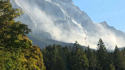 Nach dem Felssturz war eine große Staubwolke an der Zugspitze zu sehen. (Foto: Dominik Bartl/dpa)