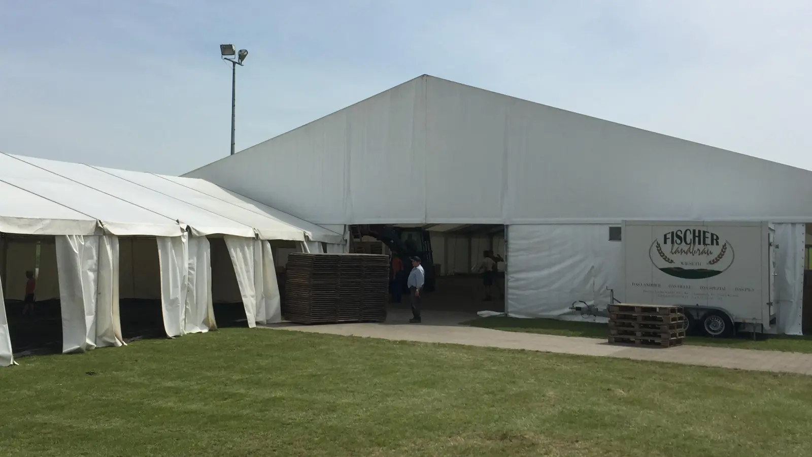 Die letzten Vorbereitungen laufen auf Hochtouren, damit am kommenden Mittwoch das Lorenzifest in Großenried eröffnet werden kann.  (Foto: Johannes Flierl)