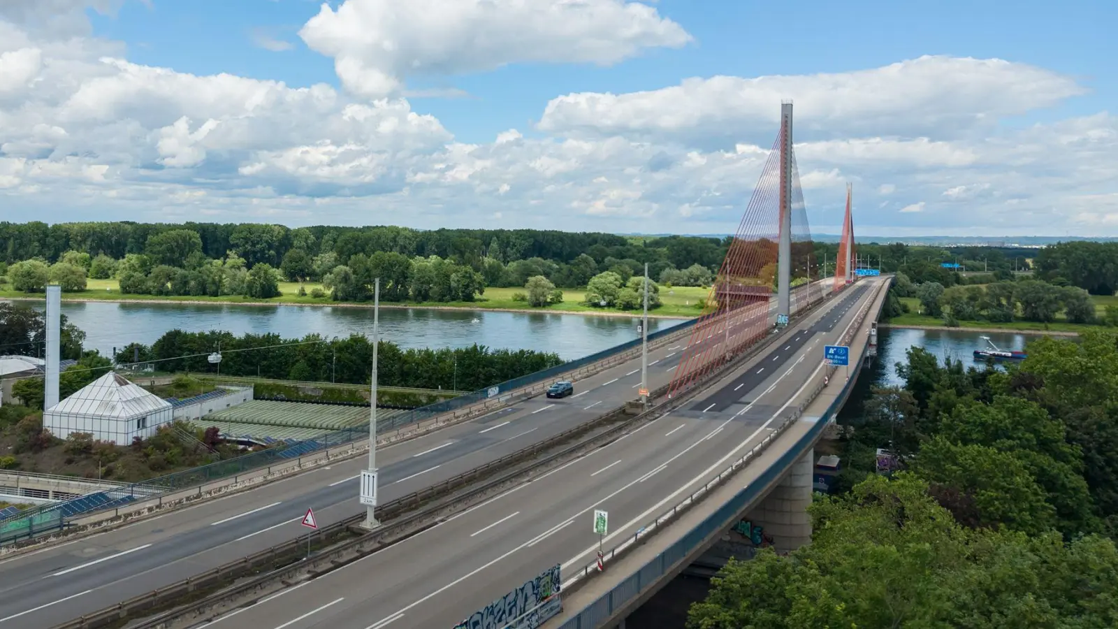 Die Bonner Rheinbrücke wurde Anfang Juni komplett für den Verkehr gesperrt. (Archivbild) (Foto: Benjamin Westhoff/dpa)
