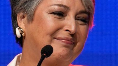 Regierungskandidatin Jara liegt bei den Wahlen knapp vorn. (Foto: Natacha Pisarenko/AP/dpa)