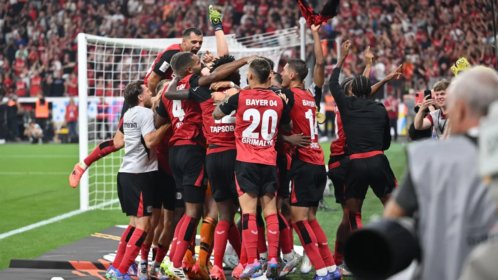 Die Leverkusener konnten nach dem Elfmeterschießen direkt vor den eigenen Fans jubeln. (Foto: Bernd Thissen/dpa)