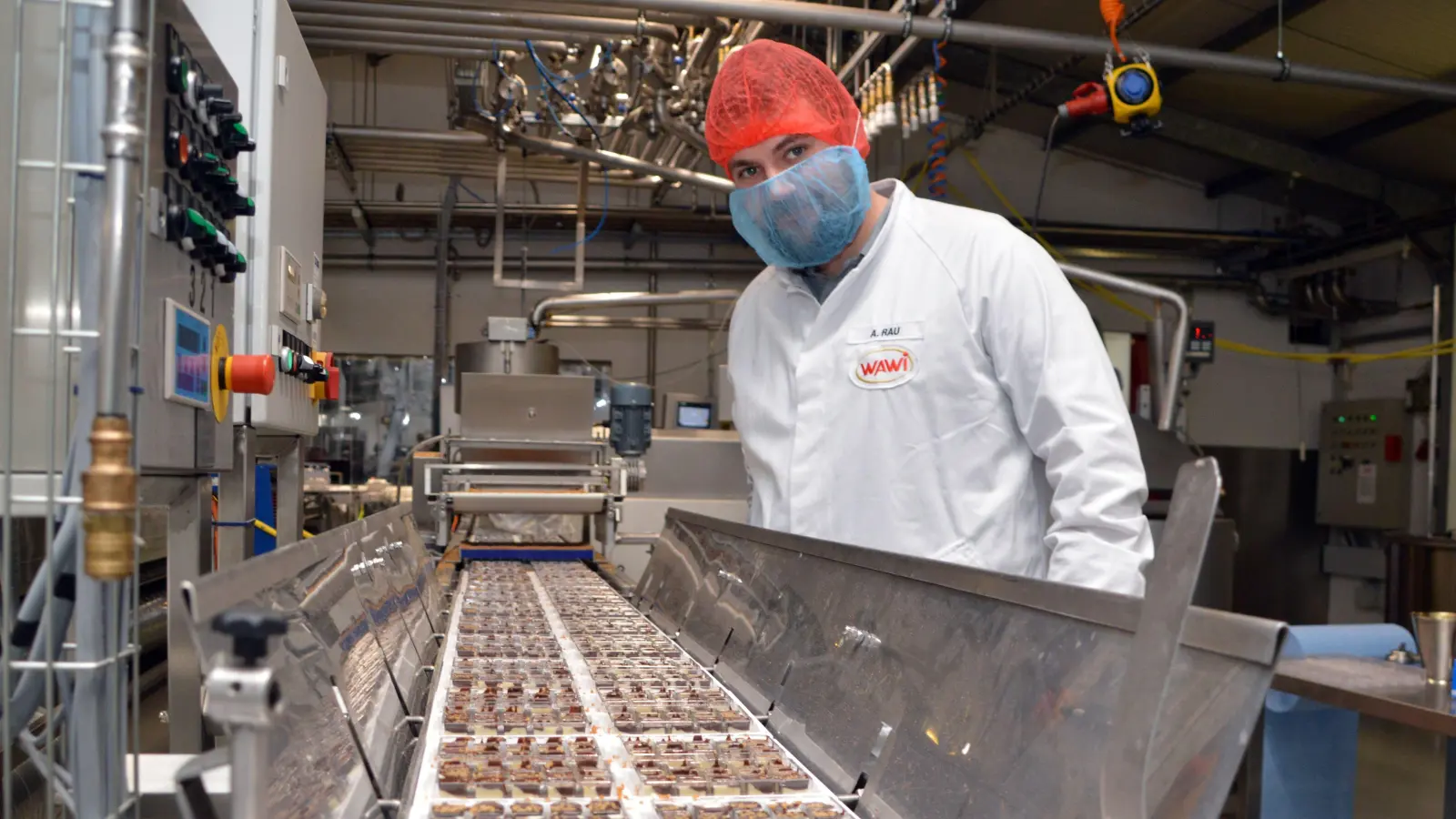 Der Burghaslacher Werkleiter Alexander Rau zeigt eine der Produktionslinien. (Foto: Johannes Zimmermann)