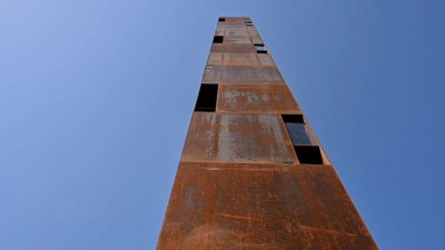 Fensteröffnungen in den Stockwerken ermöglichen auf verschiedenen Höhen immer neue Perspektiven auf das Neubaugebiet, die benachbarten Viertel und die umliegende Landschaft. (Foto: Sven Hoppe/dpa)