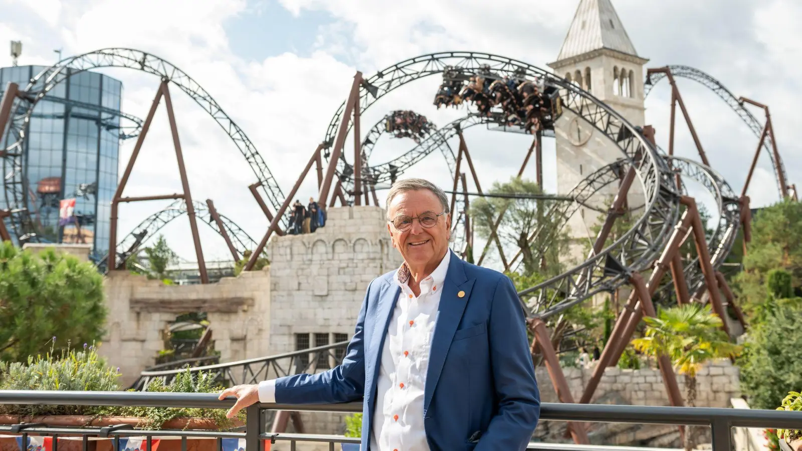 Roland Mack testet auch mit 75 neue Achterbahnen. (Foto: Silas Stein/dpa)