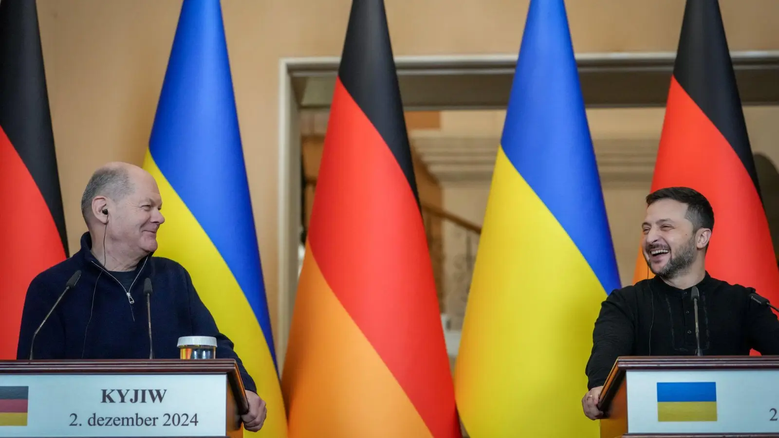 Bei ihrer gemeinsamen Pressekonferenz in Kiew hatte Bundeskanzler Olaf Scholz (l, SPD) und der ukrainische Präsident Wolodymyr Selenskyj nicht nur ernste Themen. (Foto: Kay Nietfeld/dpa)