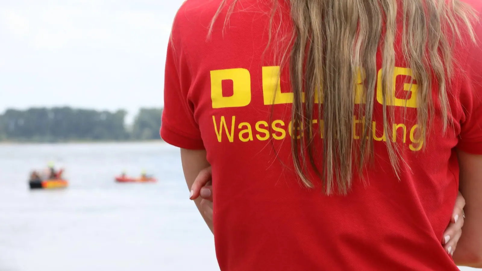 Nach einem Bad im Rhein werden mehrere Menschen vermisst. (Archivbild) (Foto: Sascha Thelen/dpa)