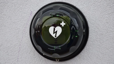 Automatisierte externe Defibrillatoren sind vor allem für den Einsatz von Ersthelfern ohne medizinische Ausbildung gedacht. Sprachgesteuert erklären sie Schritt für Schritt, was zu tun ist. (Symbolbild: Florian Schwab)