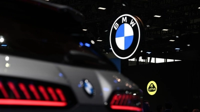 BMW leidet unter ähnlichen Problemen wie die anderen deutschen Autohersteller, kann unter dem Strich aber mehr Geld verdienen. (Archivbild) (Foto: Johannes Neudecker/dpa)