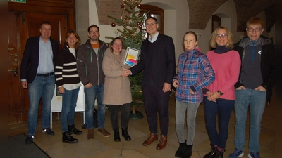 Bei der Übergabe der Geschenke vom Lions-Club Oliver und Karin Zeilinger, Florian Frömmel, Miryam Antratschke, die Gewinnerin des iPad, das Dr. Gerald Wasmeier überreichte sowie Emilia, Alexandra und Benedikt Wasmeier (von links) in der Rathausehrenhalle. (Foto: Christa Frühwald)