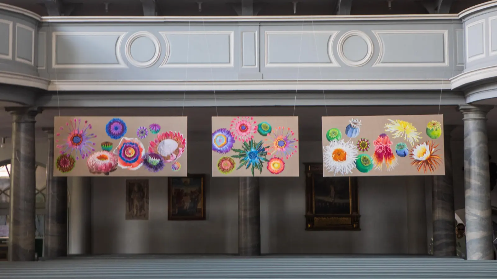 Werke von Petra Krischke sind im Rahmen der Gruppenausstellung „Rokokissimo” in der Kirche St. Gumbertus zu besichtigen. (Foto: Evi Lemberger)