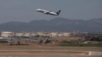 Ein knappes Dutzend Flüge wurde umgeleitet. (Archivfoto) (Foto: Clara Margais/dpa)