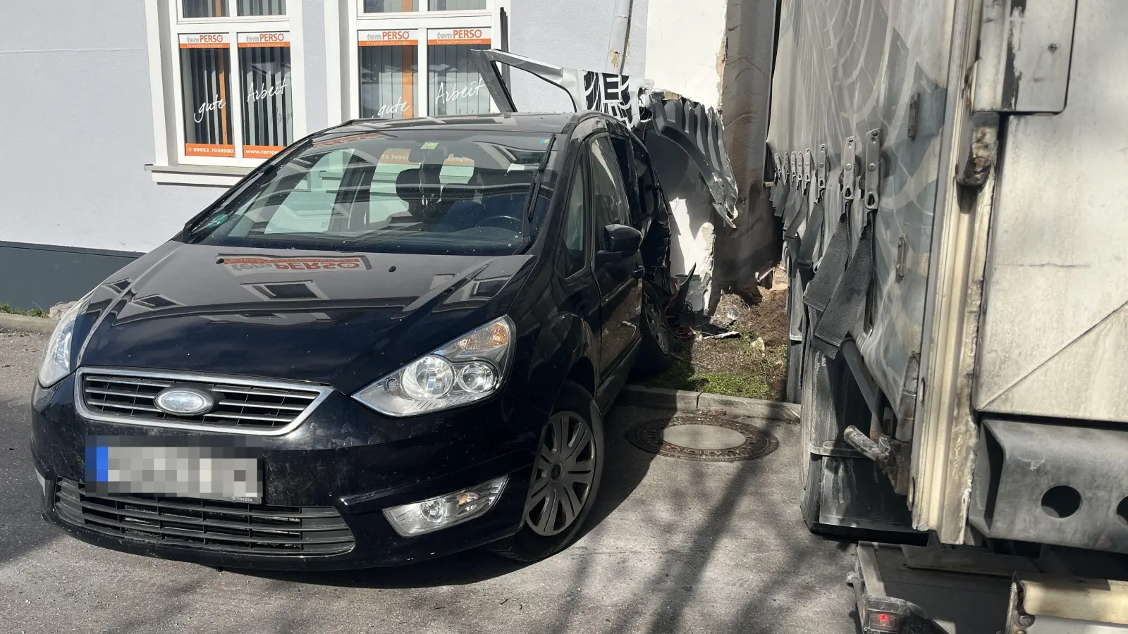 Ein entgegenkommender Pkw wurde bei Unfall demoliert.  (Foto: Ann-Kathrin Wanger)