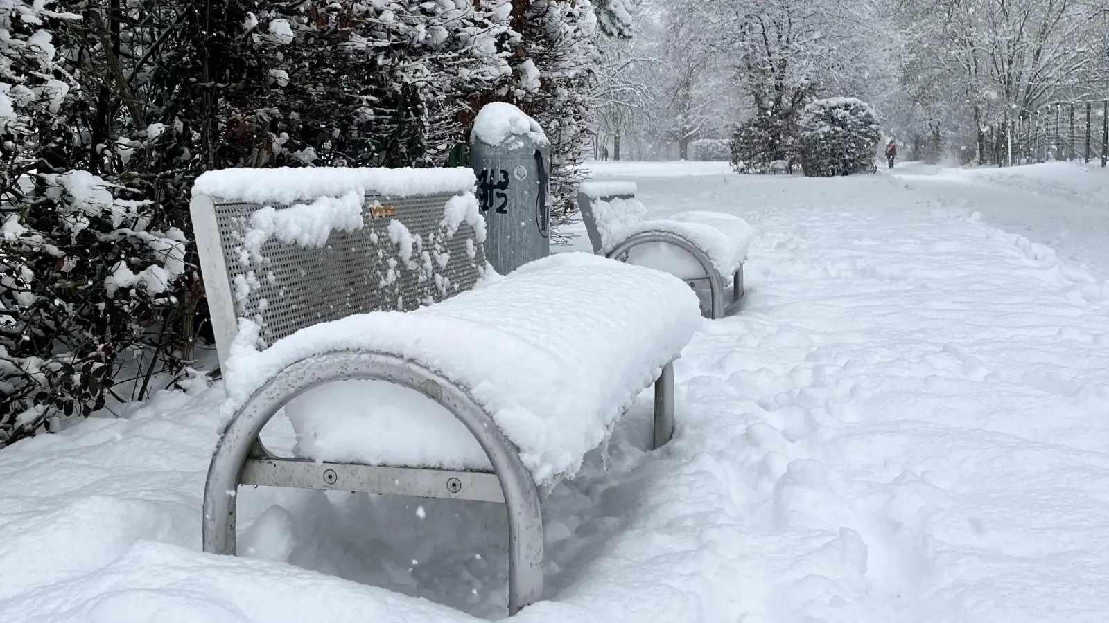Eine dicke Schneeschicht bedeckt die Bänke.  (Foto: Anja Schöller)