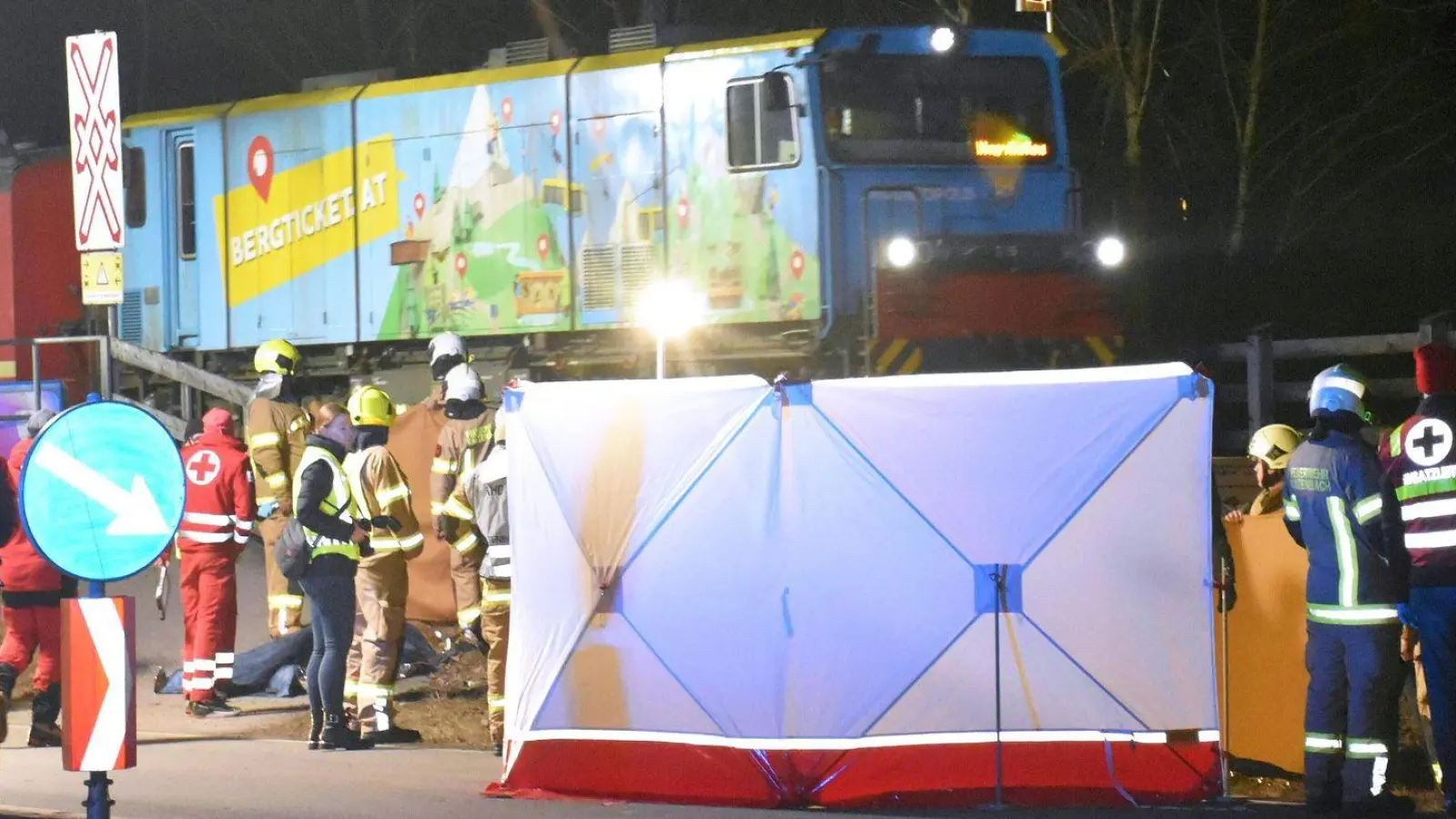 Der Mann und die Frau starben an der Unfallstelle. (Foto: Unbekannt/ZOOM.TIROL/APA/dpa)