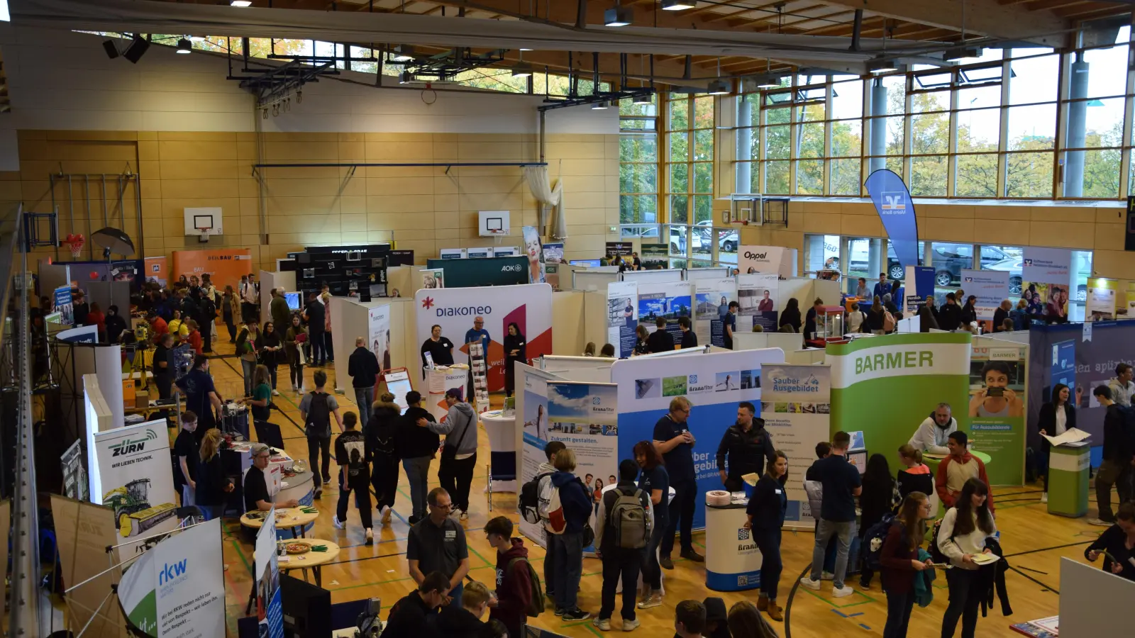 Welche Ausbildungsmöglichkeiten gibt es in der Region? Darüber können sich junge Menschen bald wieder in der Hohenzollernhalle in Heilsbronn informieren. (Archivfoto: Florian Schwab)