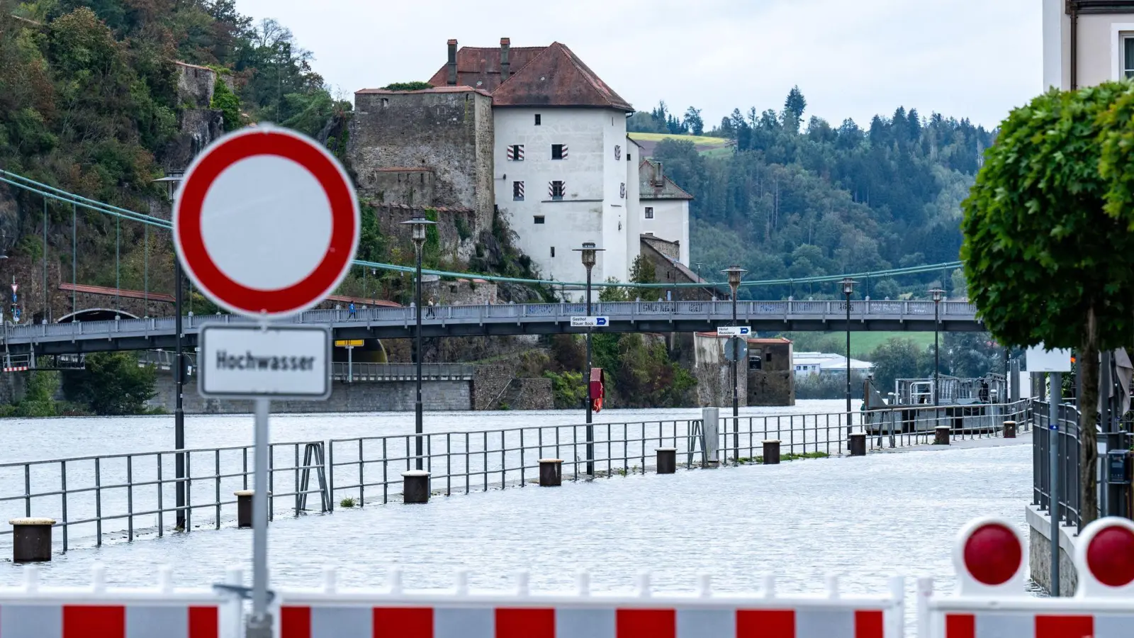 Die Donau schwillt in Passau wieder an. (Archivbild) (Foto: Armin Weigel/dpa)