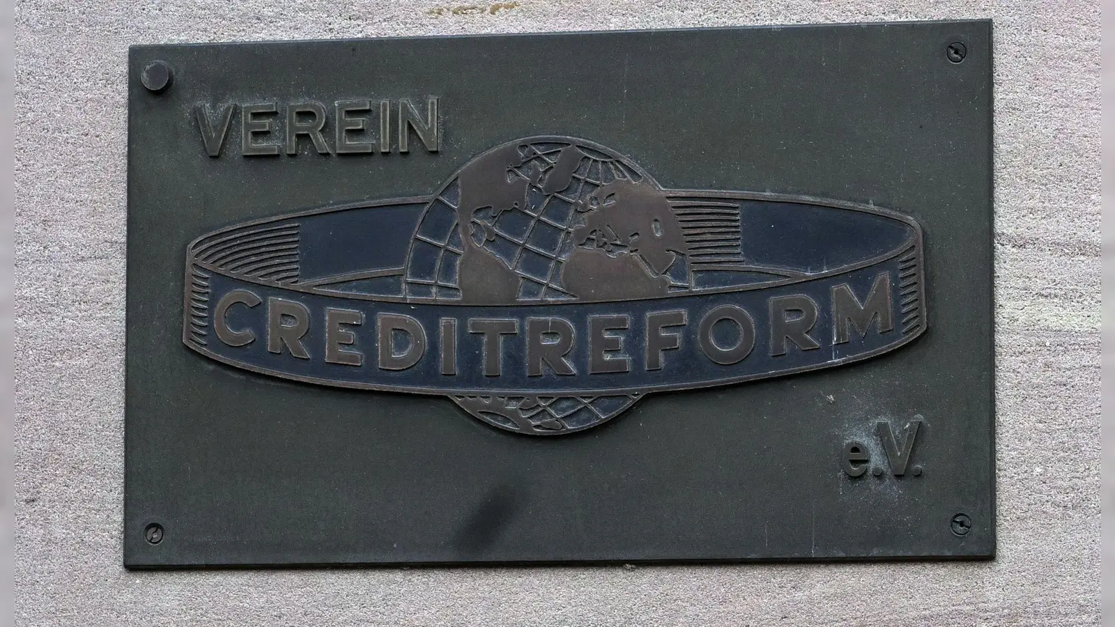 Die Wirtschaftsauskunftei Creditreform sammelt regelmäßig Zahlen zu Firmenpleiten und Unternehmensschließungen. (Symbolbild) (Foto: Martin Schutt/dpa)