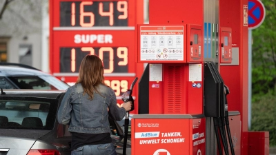 Tanken ist im April billiger geworden. (Symbolbild) (Foto: Sebastian Kahnert/dpa)