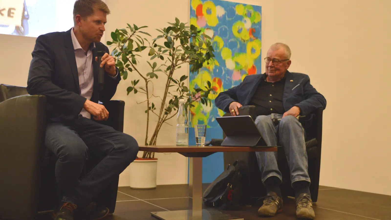 Schulleiter Philipp Specht (links) moderierte die Diskussion mit Ruprecht Polenz im Atrium der Christian-von-Bomhard-Schule Uffenheim. (Foto: Johannes Zimmermann)