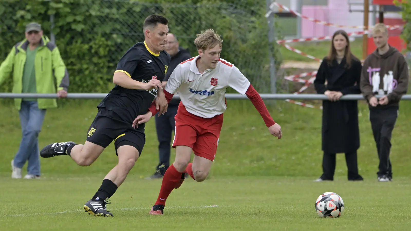 Der Spaß verging am Ende beiden Teams. Die Dombühler (rechts Jan Teutscher) haben keine Chance mehr auf den Titel, Losaurach (links Felix Zeilinger) stets trotz des Sieges als Absteiger fest. (Foto: Martin Rügner)