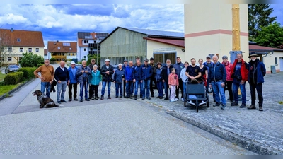 Gut zwei Dutzend Teilnehmer sammelten sich beim Ausgangs- und Endpunkt der Waldbegehung am Dorfgemeinschaftshaus Matzmannsdorf. (Foto: Friedrich Zinnecker)