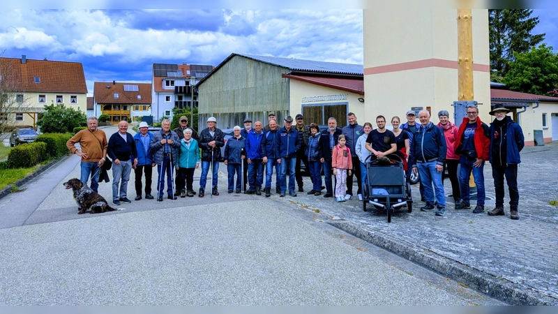 Gut zwei Dutzend Teilnehmer sammelten sich beim Ausgangs- und Endpunkt der Waldbegehung am Dorfgemeinschaftshaus Matzmannsdorf. (Foto: Friedrich Zinnecker)