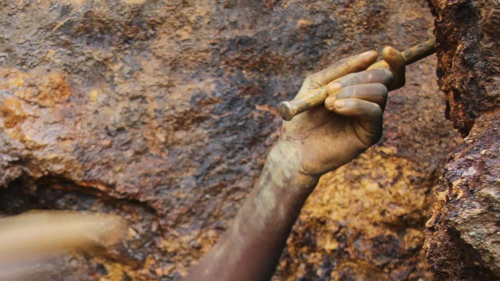 Ein Mann arbeitet in der Mine Zola Zola bei Nzibira in der ostkongolesischen Provinz Süd-Kivu. Heute stimmt das EU-Parlament in Straßburg darüber ab. (Foto: Jürgen Bätz/dpa)