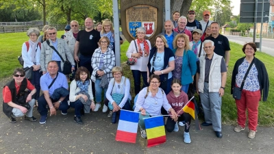 Die Gruppe aus Athis-Mons schaute auch an der Grünfläche vor dem Galgentor vorbei, auf der die der Städtepartnerschaft gewidmete Tafel steht. Die Vorsitzende des französischen Freundschaftskomitees, Isabell Royer, ist auf dem Bild vorne mit den Länderfähnchen zu sehen. (Foto: Erwin Bauer)