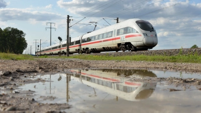 Ein ICE bei Langenfeld: Fahren künftig die Fernzüge zwischen Nürnberg und Würzburg auf einer separaten Schnellfahrstrecke? (Foto: Johannes Hirschlach)