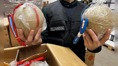 Kugelbomben sind hochgefährlich. (Foto: --/Zollfahndungsamt München/dpa)