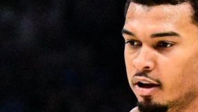 Die Thunder fanden gegen Spurs-Star Victor Wembanyama (r) selten ein defensives Mittel. (Foto: Gerald Leong/AP/dpa)