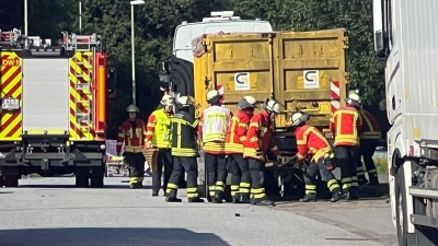 Ein Container-Lastwagen fuhr infolge des Zusammenstoßes mit einem entgegenkommenden Lkw in ein Gebäude.  (Foto: André Klohn/dpa)