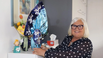 Typisch sind in Italien die riesigen, knallbunt verpackten schokoladenen Ostereier. Eines in Blau zeigt Rita Gianfranchi. Sie war bis 2022 Chefin des Vereins der Freunde von Fermo und Umgebung. Mit ihrem Lebensgefährten Giovanni Pantaloni aus der italienischen Partnerstadt feiert sie mit der Familie in Ansbach. (Foto: Oliver Herbst)