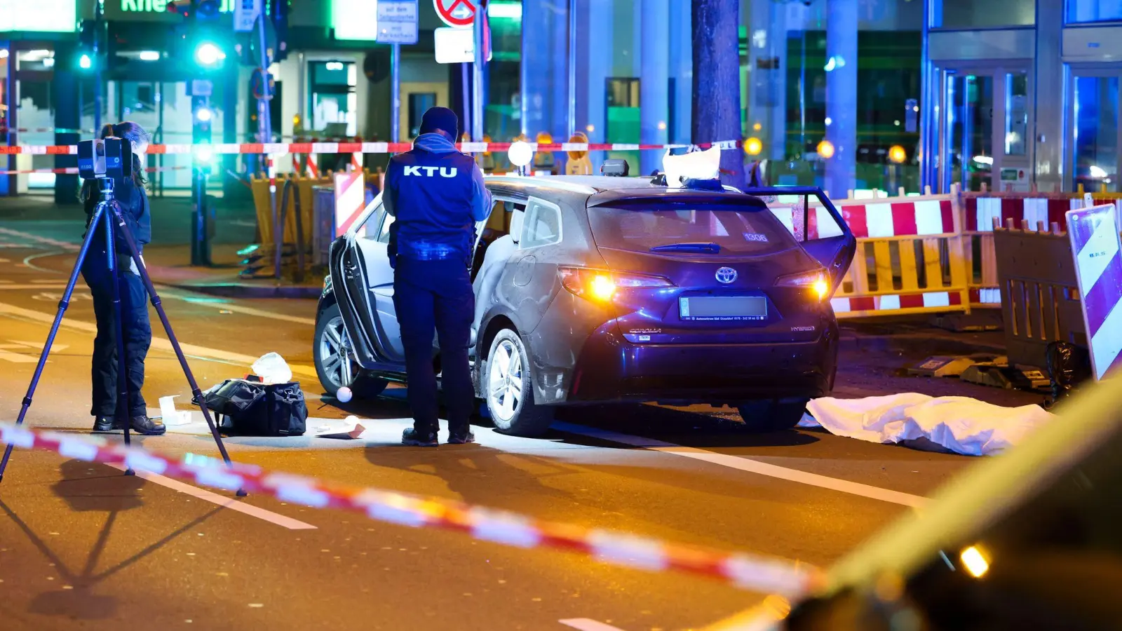 Ein Mann wurde von Unbekannten auf Rücksitz erschossen. (Foto: Christoph Reichwein/dpa)