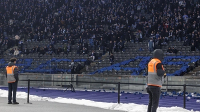 Viele Hertha-Fans verließen nach einem Polizeieinsatz das Stadion. (Archivbild) (Foto: Andreas Gora/dpa)