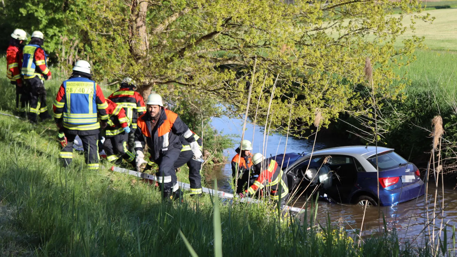 Bei Bürglein landete ein Auto im Bach. (Foto: NEWS5 / Felix Besold)