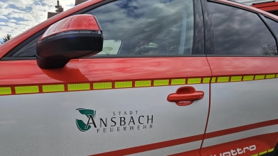 Ungewöhnlicher Einsatz für die Feuerwehr Ansbach: An einer Tankstelle musste sie ein Auto knacken, das ein Kleinkind versehentlich von innen verriegelt hatte. (Symbolbild: Wolfgang Grebenhof)