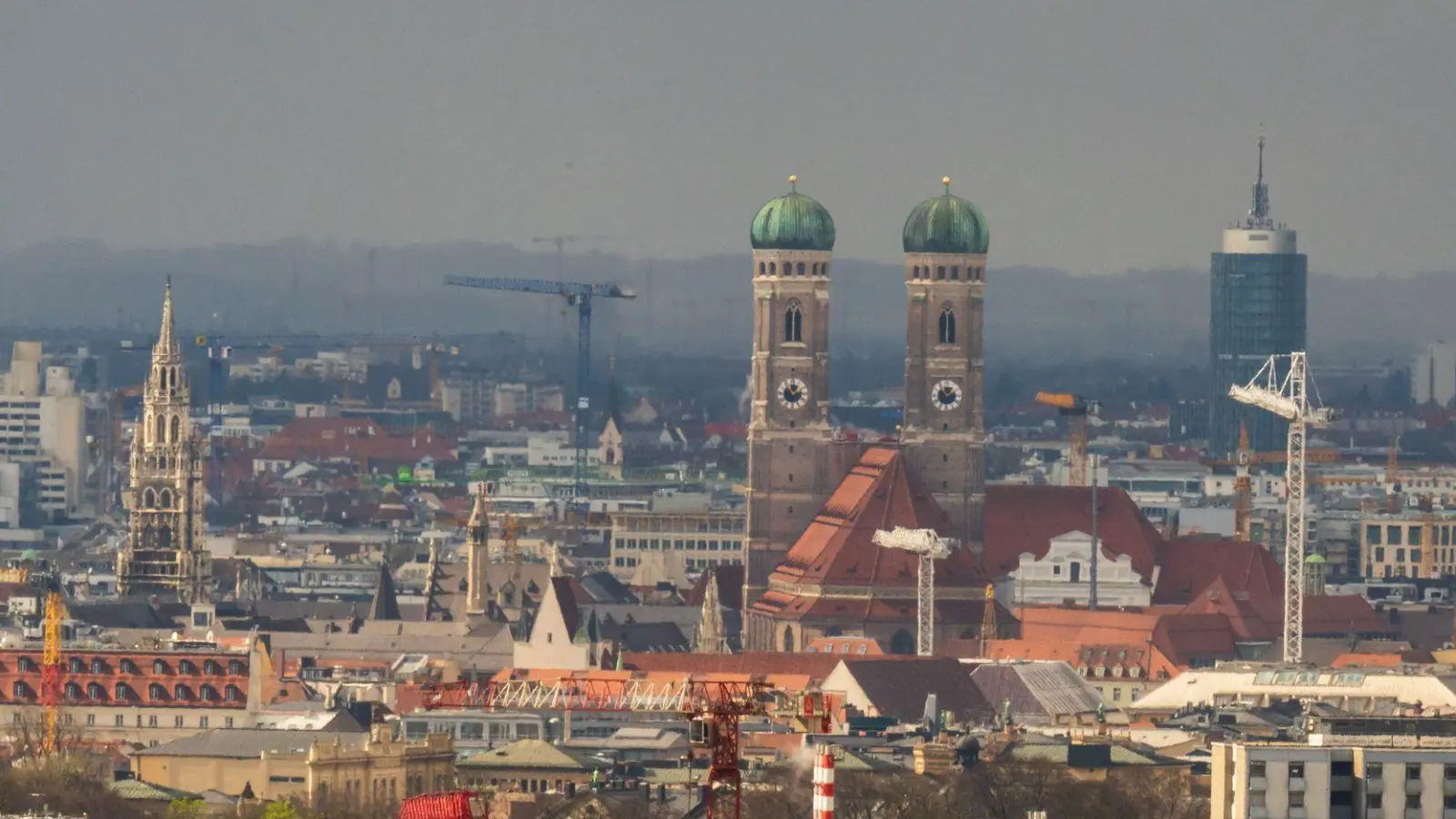 München hat nur wenige hohe Gebäude - das hat Gründe. (Archivbild) (Foto: Peter Kneffel/dpa)