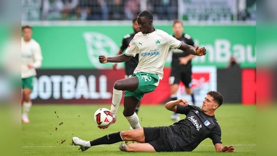 Fürths Omar Sillah (links) und Tobias Müller aus Magdeburg kämpfen um den Ball.  (Foto: Daniel Karmann/dpa)