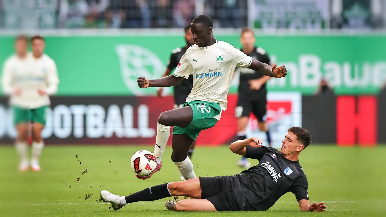 Fürths Omar Sillah (links) und Tobias Müller aus Magdeburg kämpfen um den Ball.  (Foto: Daniel Karmann/dpa)