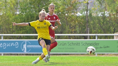 Gleich steht es 1:0: Nadine Hilkert nimmt Maß und Bayern-Spielerin Liliana Feistle kann nur zuschauen.  (Foto: Martin Rügner)