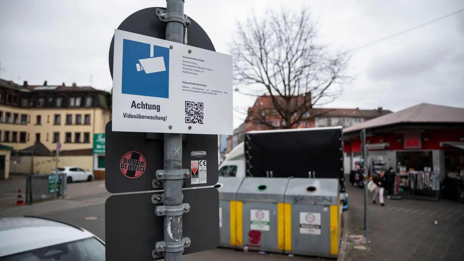 An den Plänen der Staatsregierung, die Regeln für Videoüberwachung zu entschärfen, hagelt es Kritik. (Archivbild)  (Foto: Daniel Vogl/dpa)