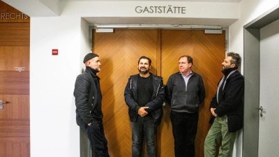 Robert Arnold, Levent Özdil, Intendant Axel Krauße und Vladimir Pavic (von links) vom Theater Ansbach: Sie erarbeiten derzeit das Stück „Chaim und Adolf“, das in den nächsten Wochen in verschiedenen Gaststätten zu erleben sein wird. (Foto: Evi Lemberger)