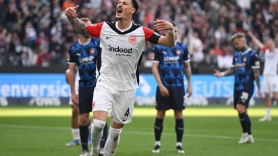 Robin Koch soll seinen Vertrag bei Eintracht Frankfurt laut einem Medienbericht bis 2030 verlängern. (Foto: Arne Dedert/dpa)